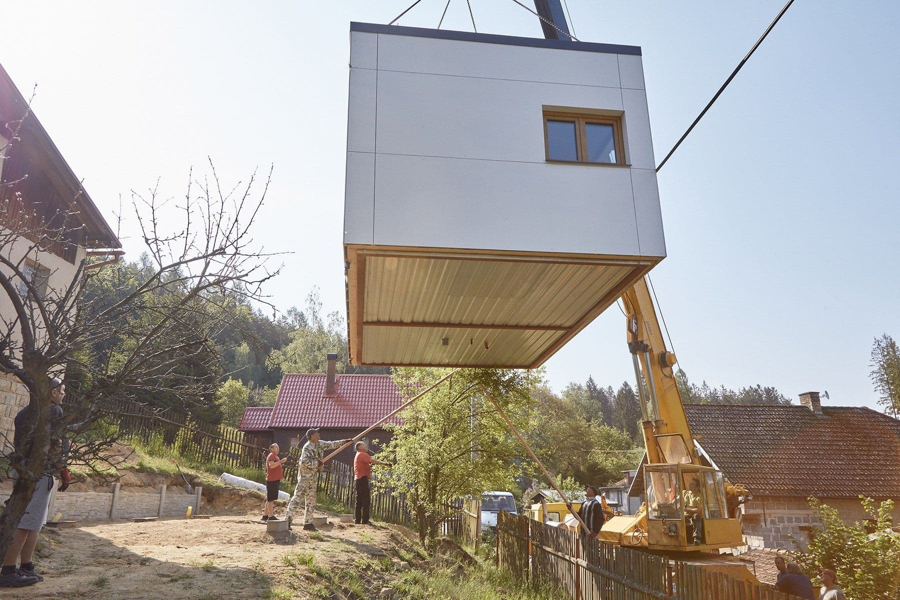 Přenášení Hideaway na místo pomocí jeřábu